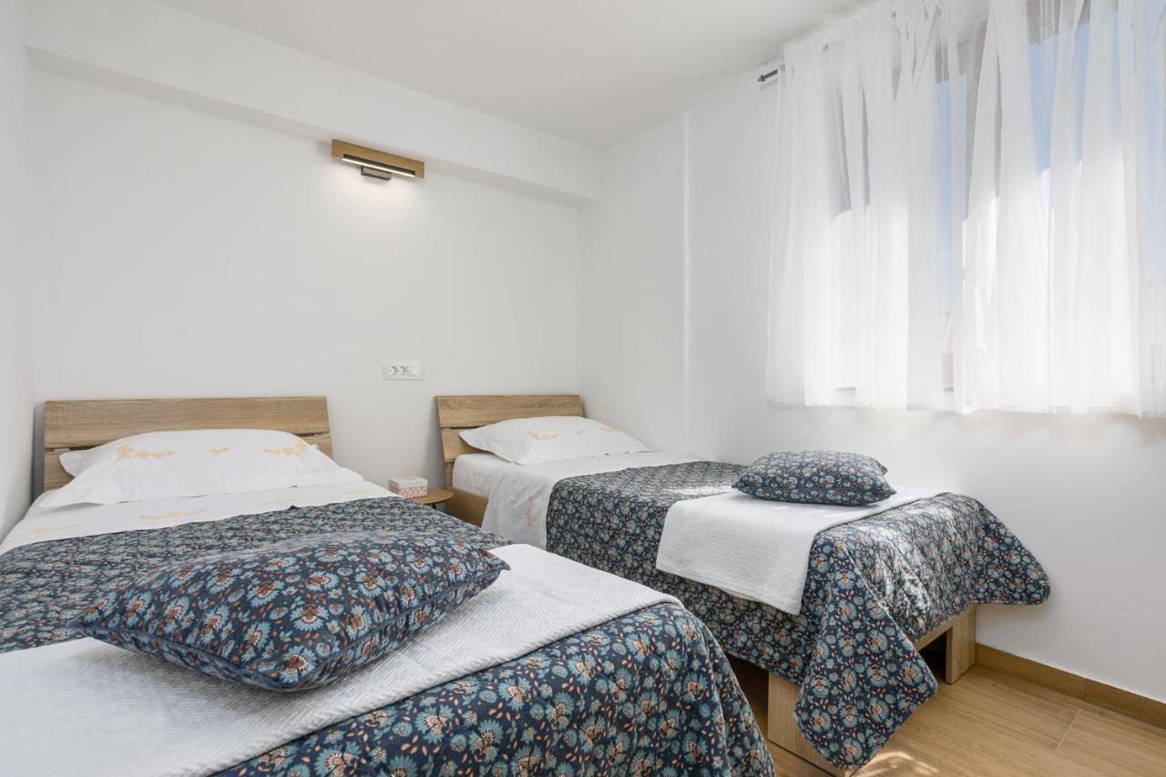 Apartmen Plus U Centru Blizu Plaze Apartment Нивице Екстериор снимка