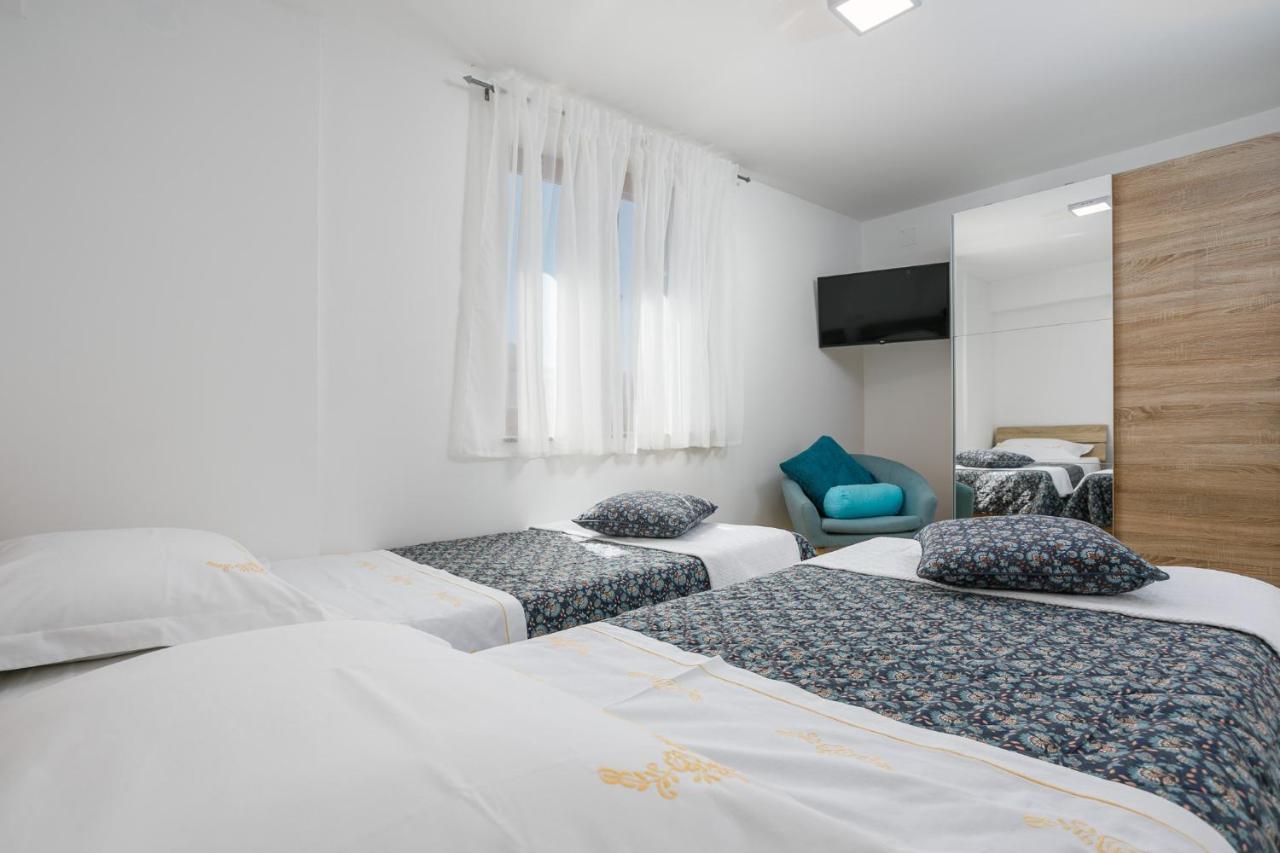 Apartmen Plus U Centru Blizu Plaze Apartment Нивице Екстериор снимка